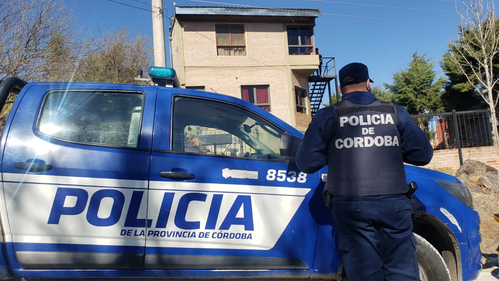 Agredieron con piedras a personal policial en un control y fueron detenidos 