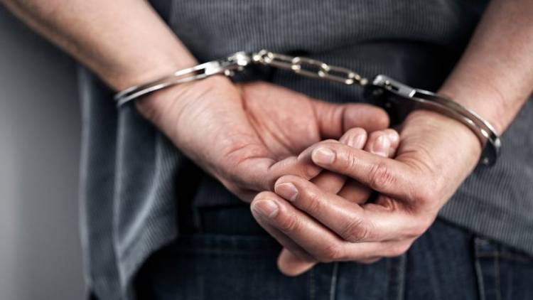 La policía detuvo a un hombre buscado por intento de robo