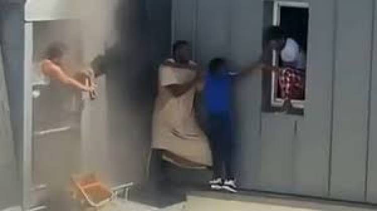Heroísmo en París: un inmigrante africano salvó a seis personas de un incendio caminando por la cornisa