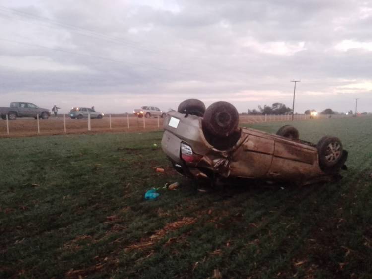 Dos jóvenes heridos tras volcar con su automóvil cerca de Sacanta