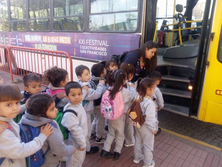 El municipio promueve la participación con traslados gratuitos a espacios educativos y culturales