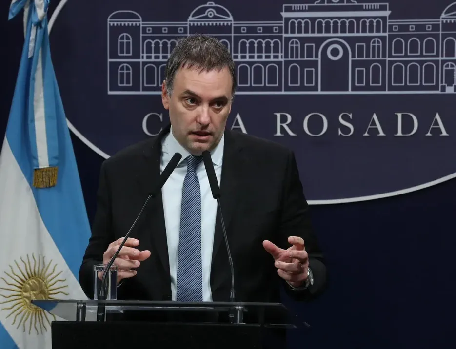 Adorni anunció cambios en los exámenes para los aspirantes a residencias médicas