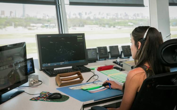 Hubo acuerdo con los controladores aéreos y se levantó el paro