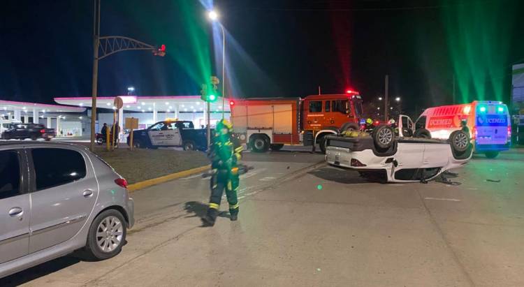 Accidente de tránsito en barrio José Hernández: daños materiales y una mujer con lesiones leves