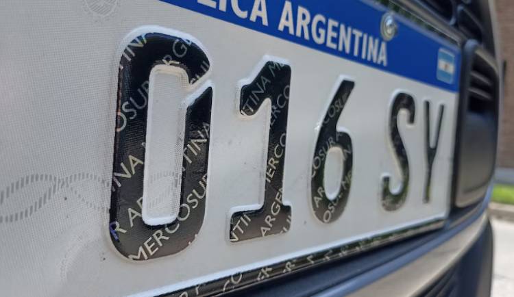 El Gobierno aseguró que se normaliza el sistema de chapas patente y hay disponibilidad para autos nuevos en todas las provincias