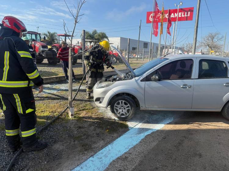 Bomberos controlaron un principio de incendio en un vehículo en el Parque Industrial