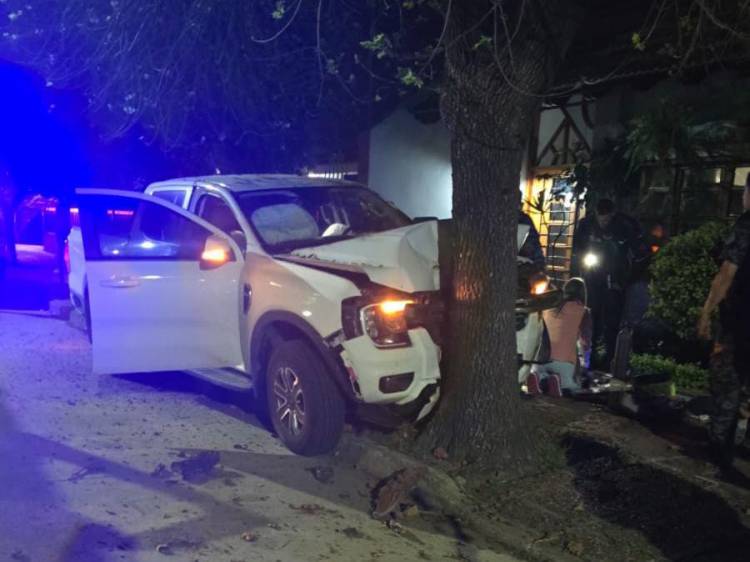 Trágico accidente en calle Paraguay: murió un hombre de 58 años tras chocar contra un árbol