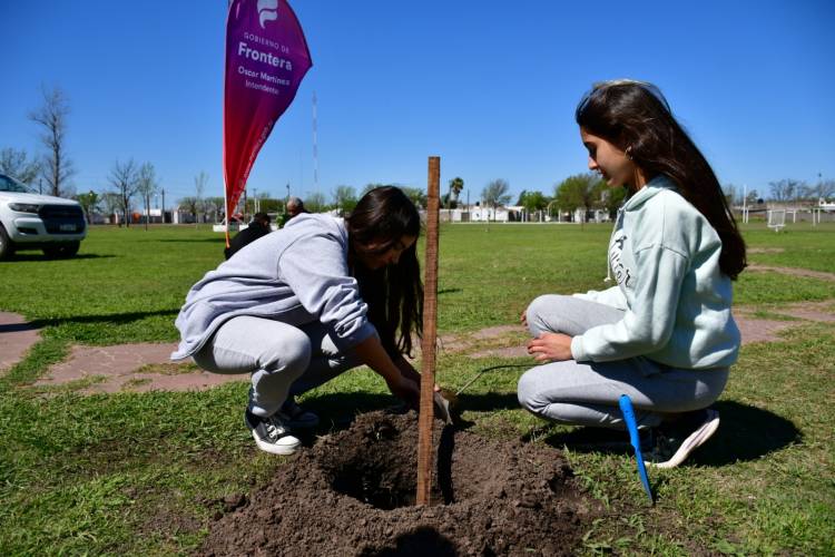 San Francisco colaboró en la forestación del Polideportivo de Frontera