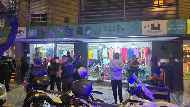 Córdoba: un hombre roció con alcohol y prendió fuego a un policía tras una discusión en un comercio