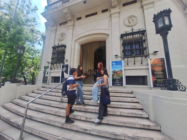 Un estudiante necesita casi $930 mil por mes para vivir en Córdoba, según la Defensoría del Pueblo