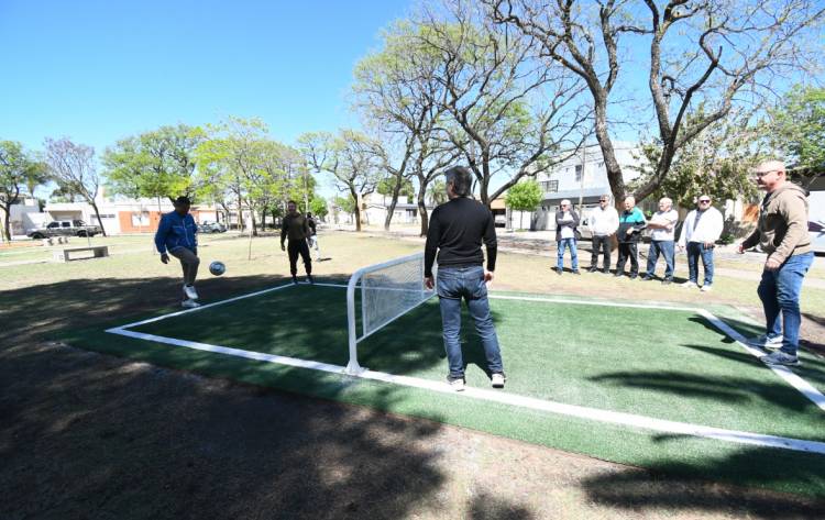 La Plaza Primero de Mayo ya cuenta con baños públicos y una cancha de fútbol tenis