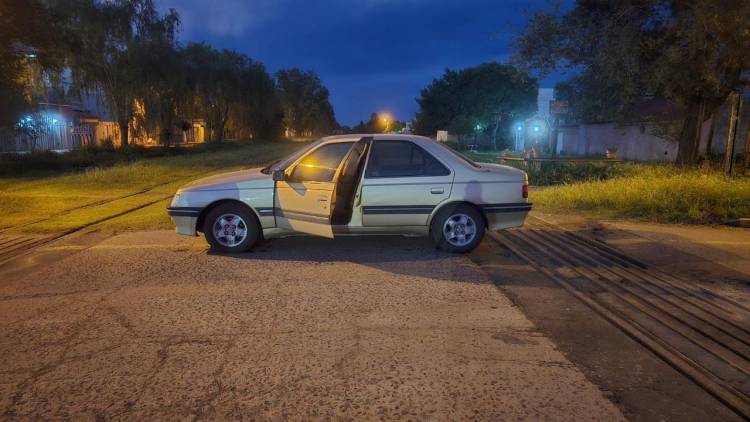 Un conductor alcoholizado fue encontrado durmiendo en un auto sobre las vías del ferrocarril
