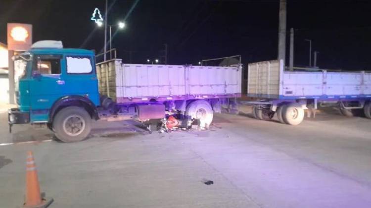 Dos jóvenes murieron tras chocar contra un camión en Santa Rosa de Río Primero