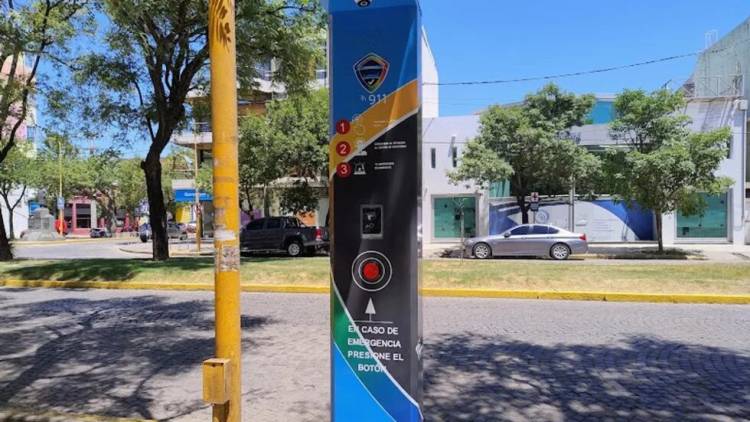 Hombre desvanecido en la vía pública fue atendido luego de que su pareja activó tótem de seguridad 