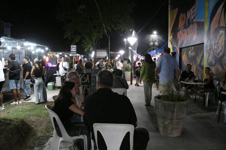 Segunda noche del Paseo de Colores en el renovado Pasaje de Cornaglia