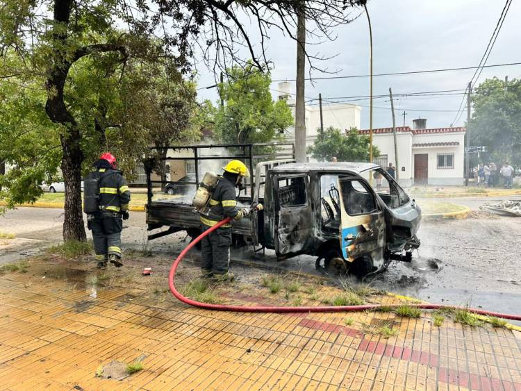Vuelco de un automóvil tras un choque en barrio Sarmiento