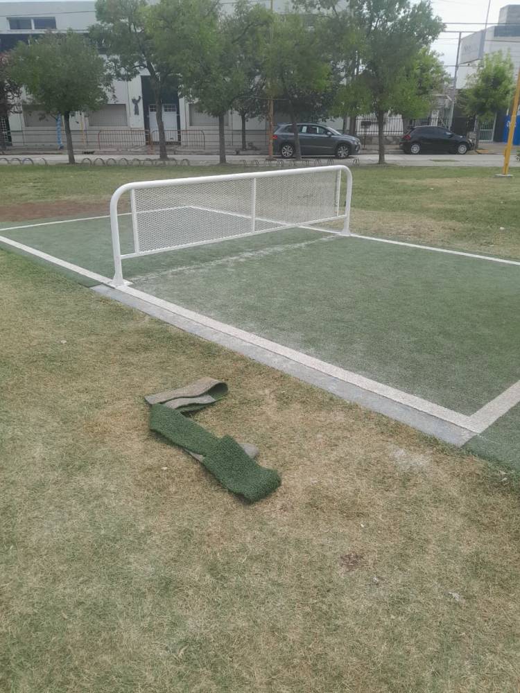 Vandalizaron el césped sintético de las canchas de la Plaza Vélez Sarsfield