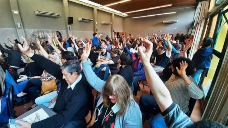 Educación: docentes universitarios paran este lunes y UEPC define si acepta o no propuesta de Provincia 