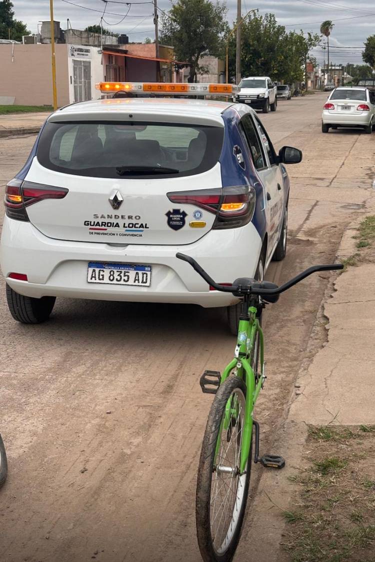 Menores de edad circulaban en moto sin casco: su madre fue al encuentro con una bicicleta presuntamente robada