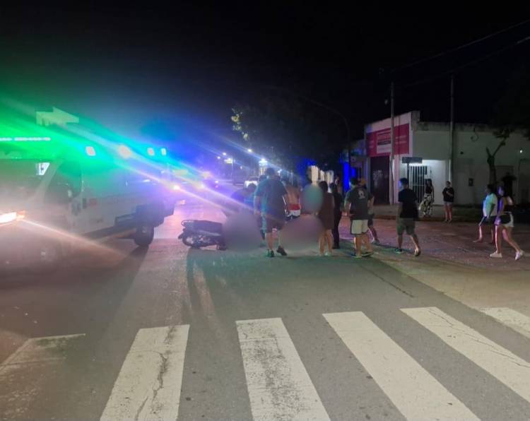 Las Varillas: grave accidente entre un auto y una moto, un menor fue derivado a Córdoba