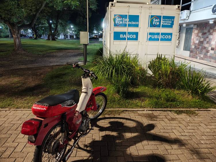 Motocicleta retenida tras maniobras peligrosas en la plaza cívica durante la madrugada