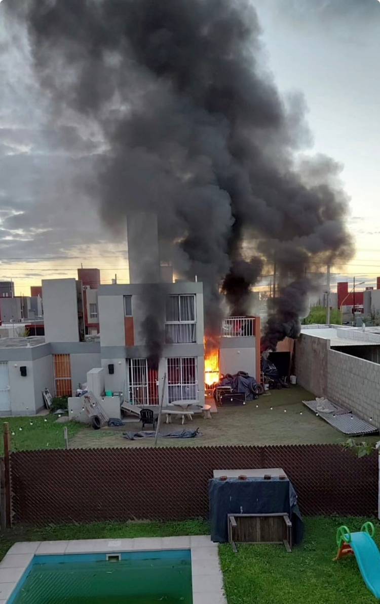 Incendio en una vivienda del Loteo Procrear movilizó a bomberos y vecinos organizan colecta solidaria 