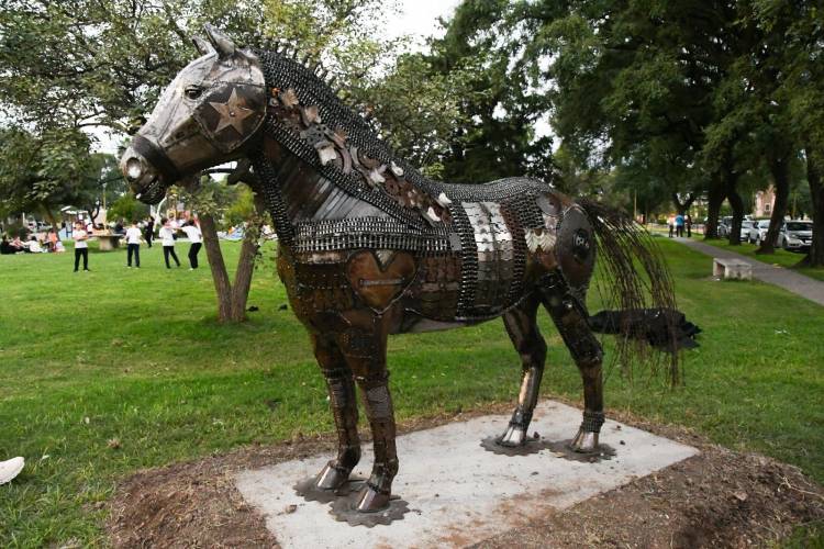 El programa “Arte Central” inauguró en plaza Vélez Sarsfield su segunda escultura 
