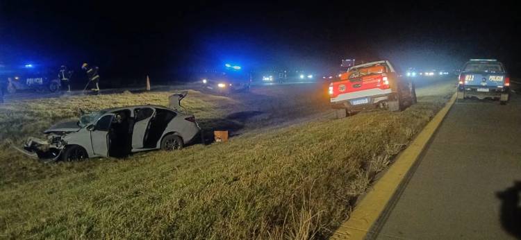 Una mujer resultó herida tras un choque entre un auto y un camión en Autovía 19