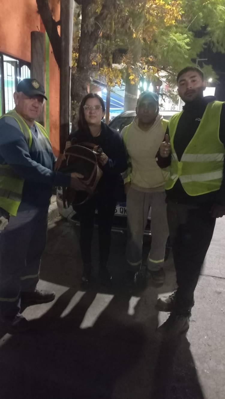 Un gran gesto: personal municipal encontró bolso con dinero y documentación y lo devolvió a su dueña