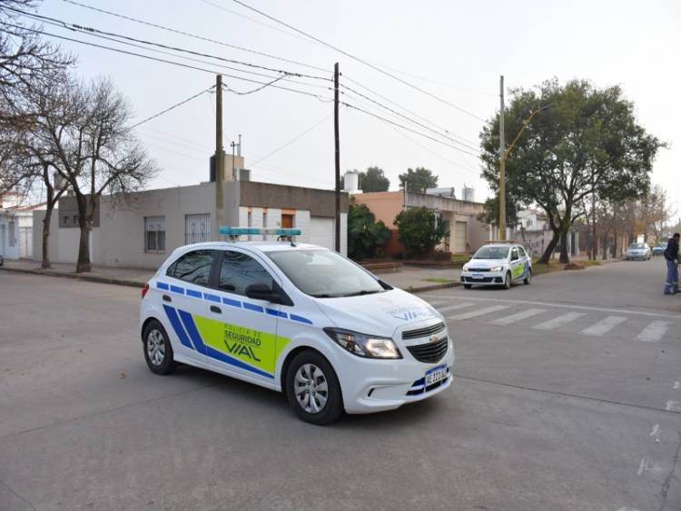 Interceptaron a dos jóvenes en motocicleta tras un alerta por intento de arrebato en Plaza Vélez Sarsfield