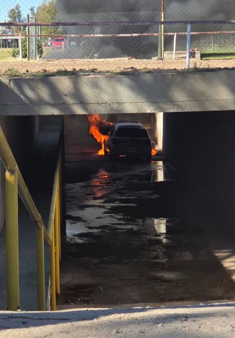 Automóvil de empresa de seguridad privada se incendió en el predio del hipódromo