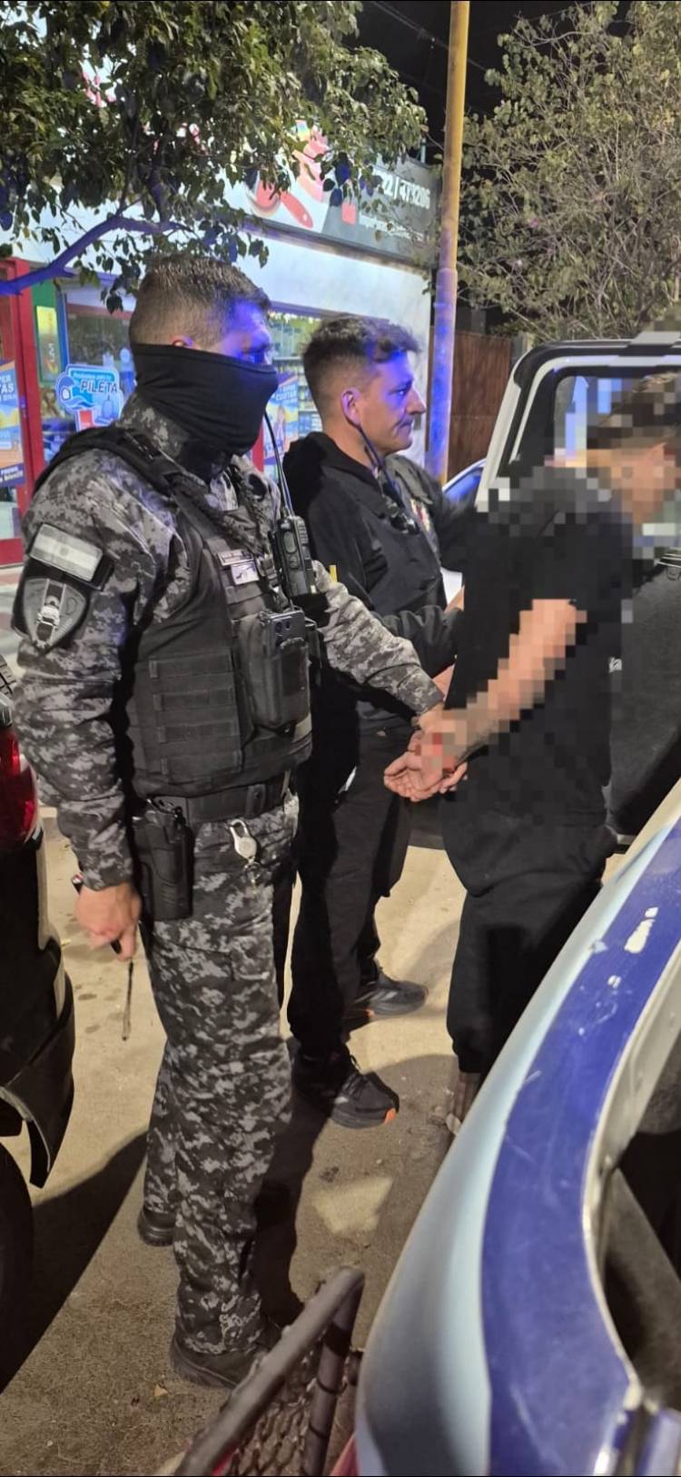 Secuestran varios elementos y detienen a un joven tras allanamiento
