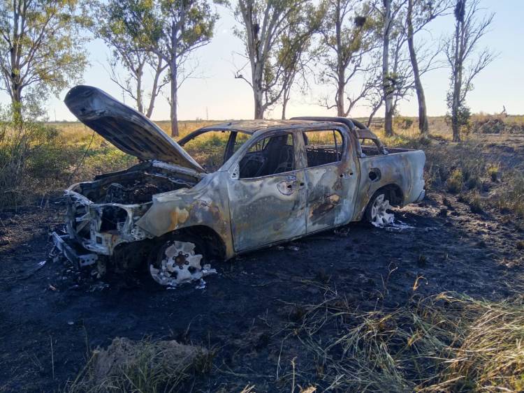 Incendio destruyó por completo una camioneta en un campo de Colonia Prosperidad