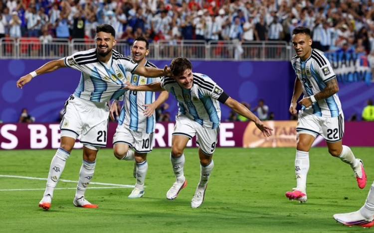 Argentina sufrió, reaccionó en el alargue y avanzó a semifinales del Mundial
