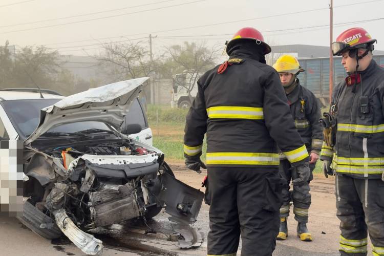 Accidente en Arroyito: automóvil chocó contra un camión estacionado sobre la Ruta 19 y su conductor fue hospitalizado 