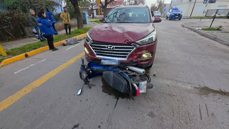 Motociclista sufrió graves lesiones tras un choque con una camioneta