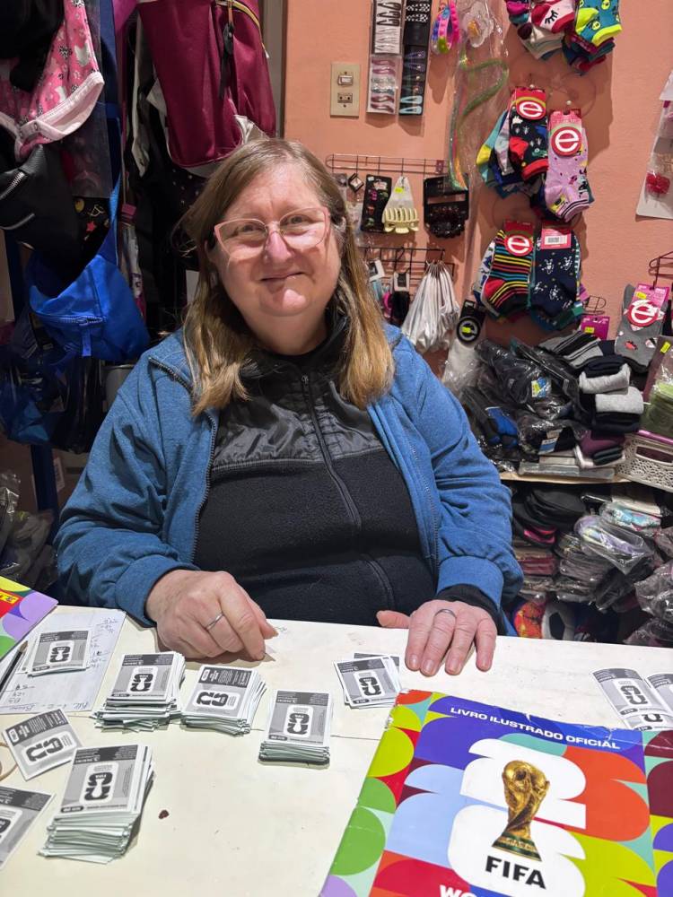 María Rosa, la mujer que convirtió el intercambio de figuritas en una misión para cumplir sueños