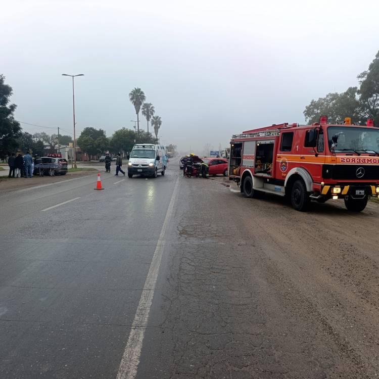 Tres automóviles protagonizaron un fuerte accidente con heridos en Arroyito