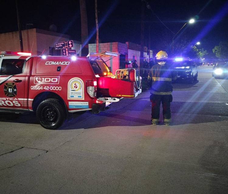 Motocicleta se incendió en el patio de una vivienda en barrio La Milka