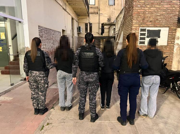 Dos adolescentes fueron aprehendidas por el hurto de maquillajes en un comercio céntrico